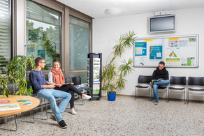 Studierende bei der Studienberatung Studierende sitzen im Wartebereich der Studienberatung
